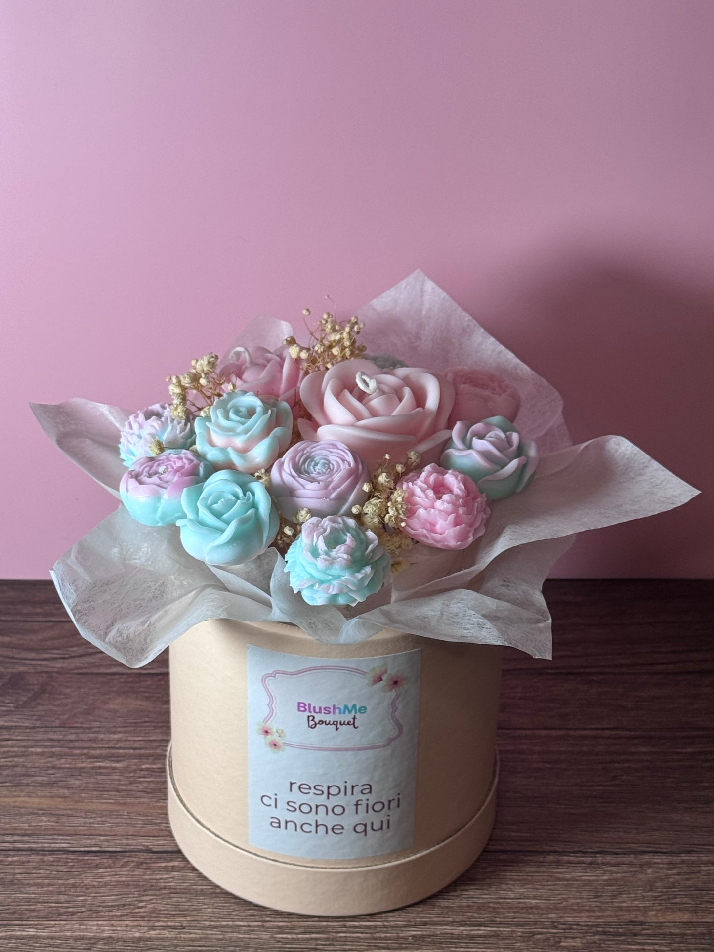 BlushMe Bouquet di fiori in cera di  con un promemoria gentile da tenere vicino