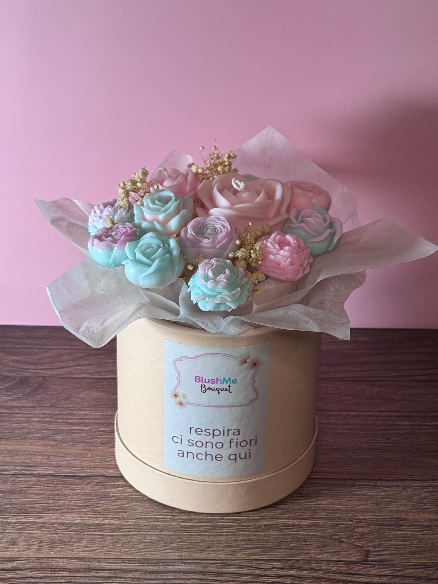 BlushMe Bouquet di fiori in cera di  con un promemoria gentile da tenere vicino