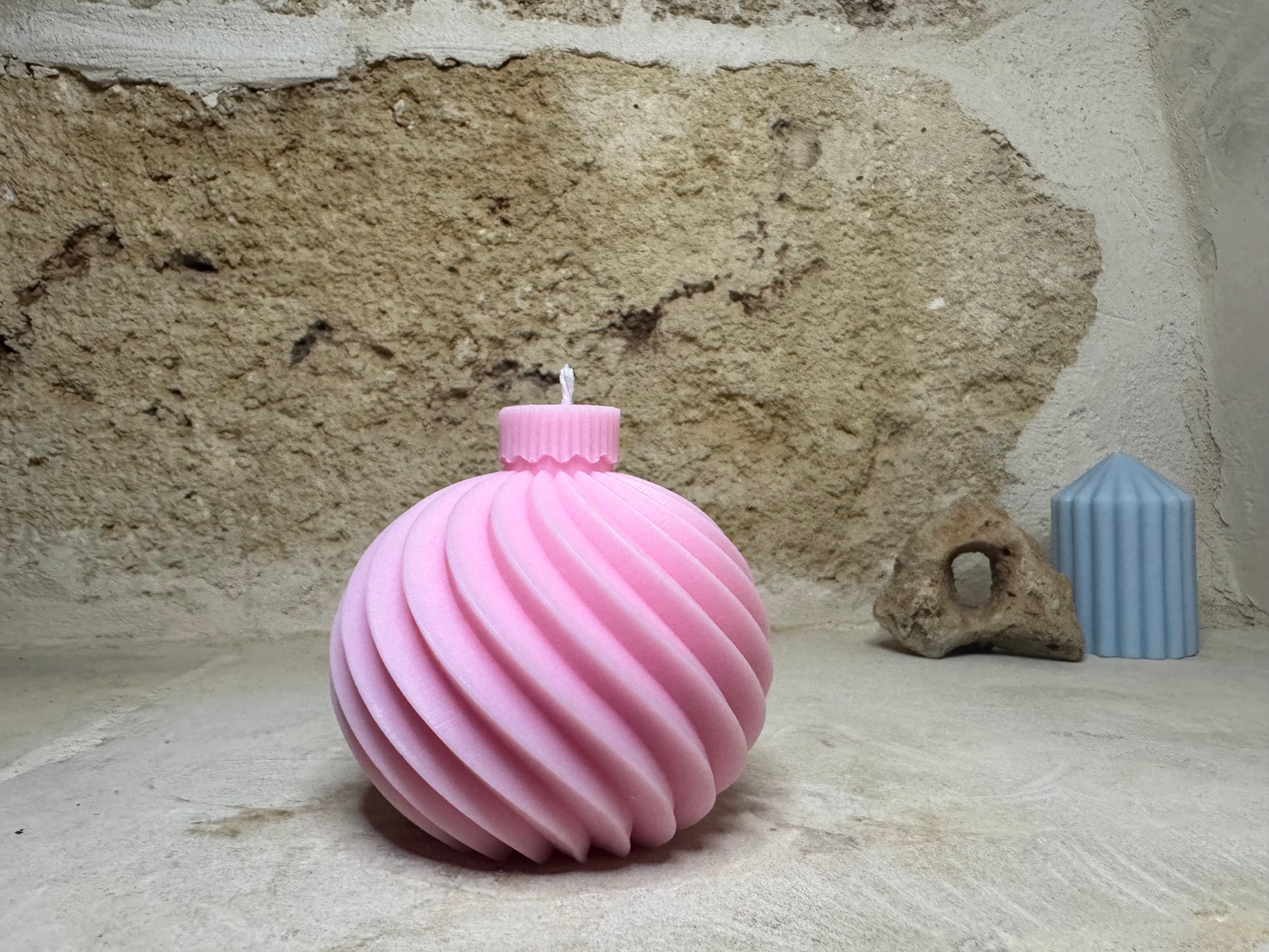 candela profumata alla vaniglia, di colore rosa e a forma di pallina di natale