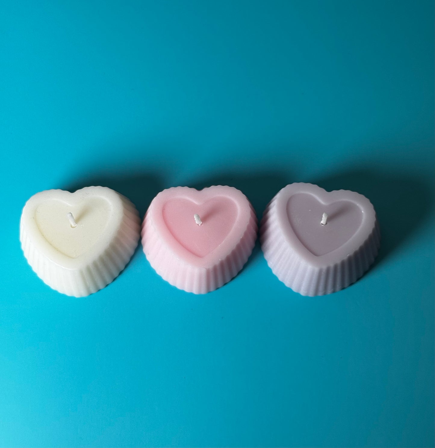 candele cuoricino in tre colori, bianco rosa viola