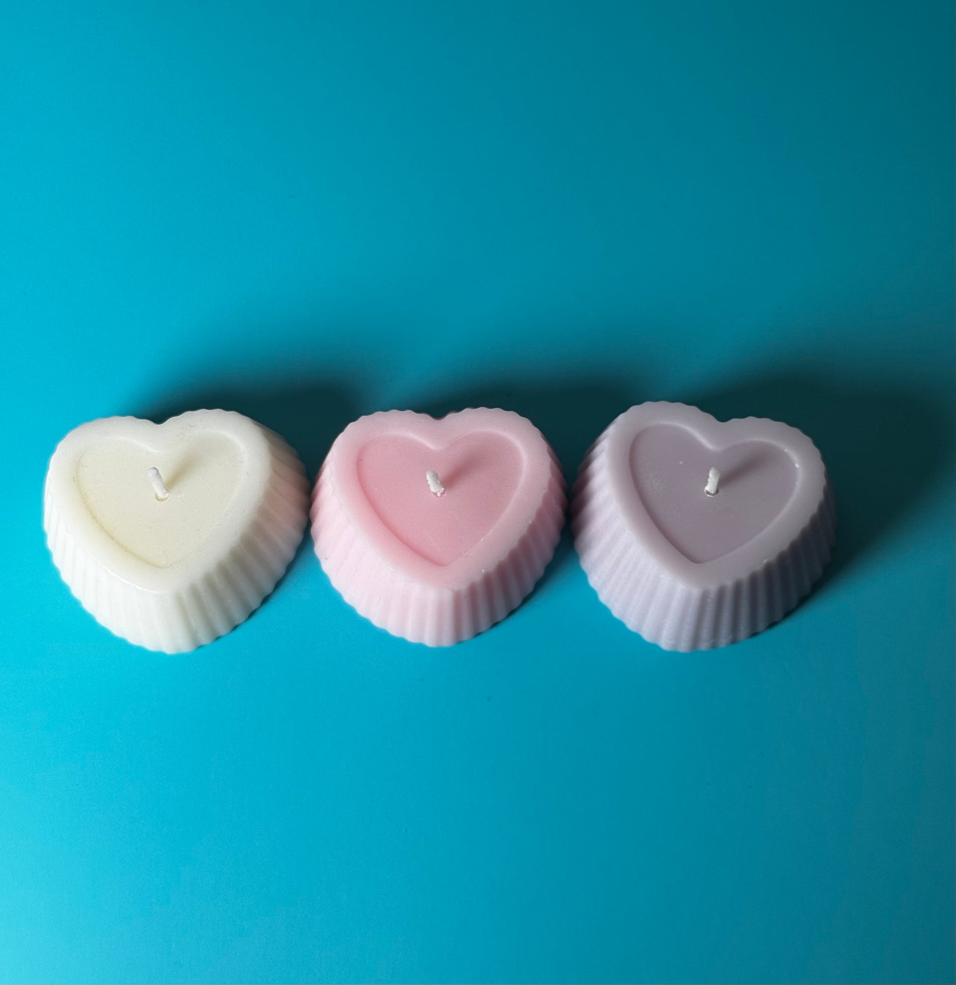 candele cuoricino in tre colori, bianco rosa viola