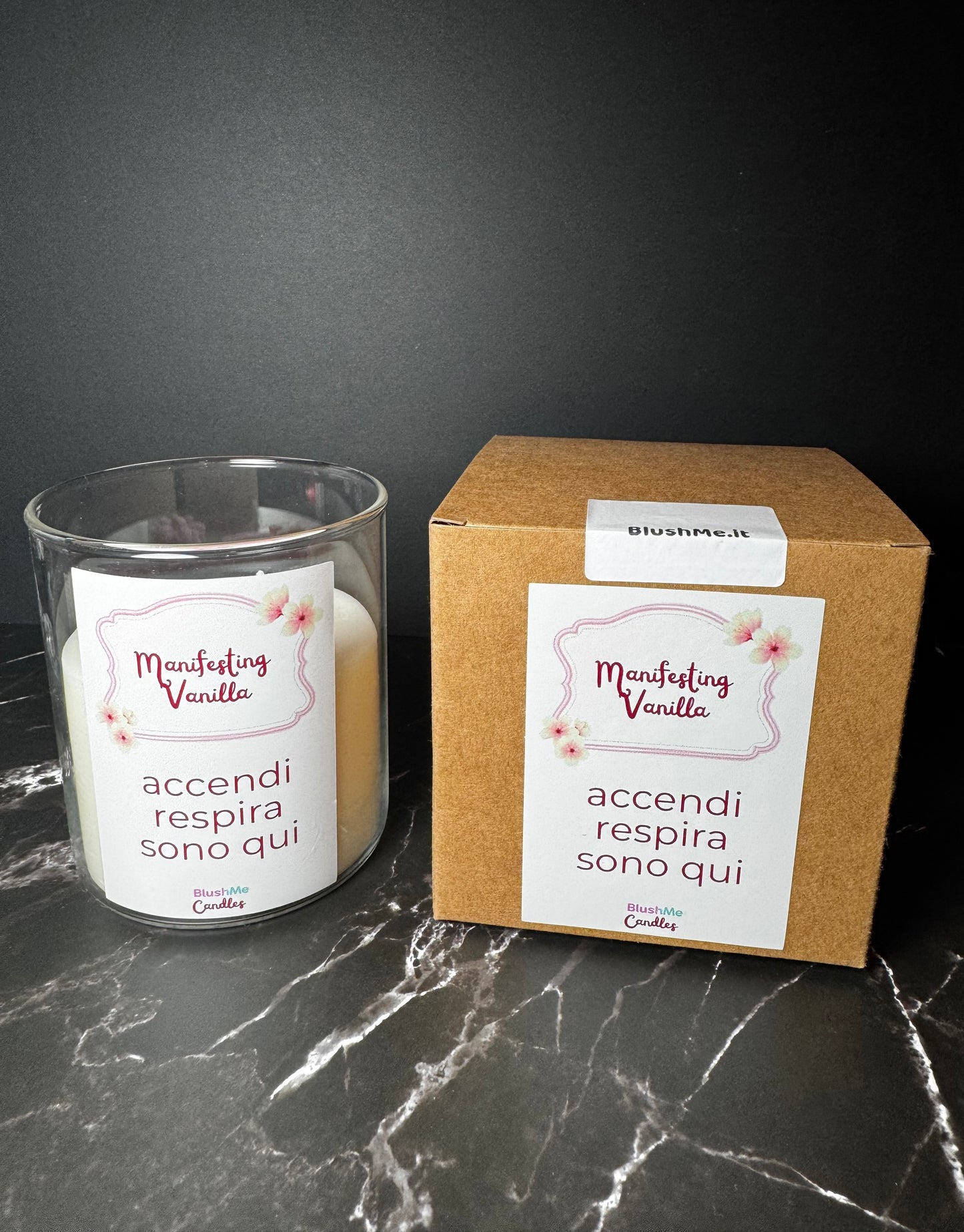 candela in vetro insieme alla scatola con etichetta 