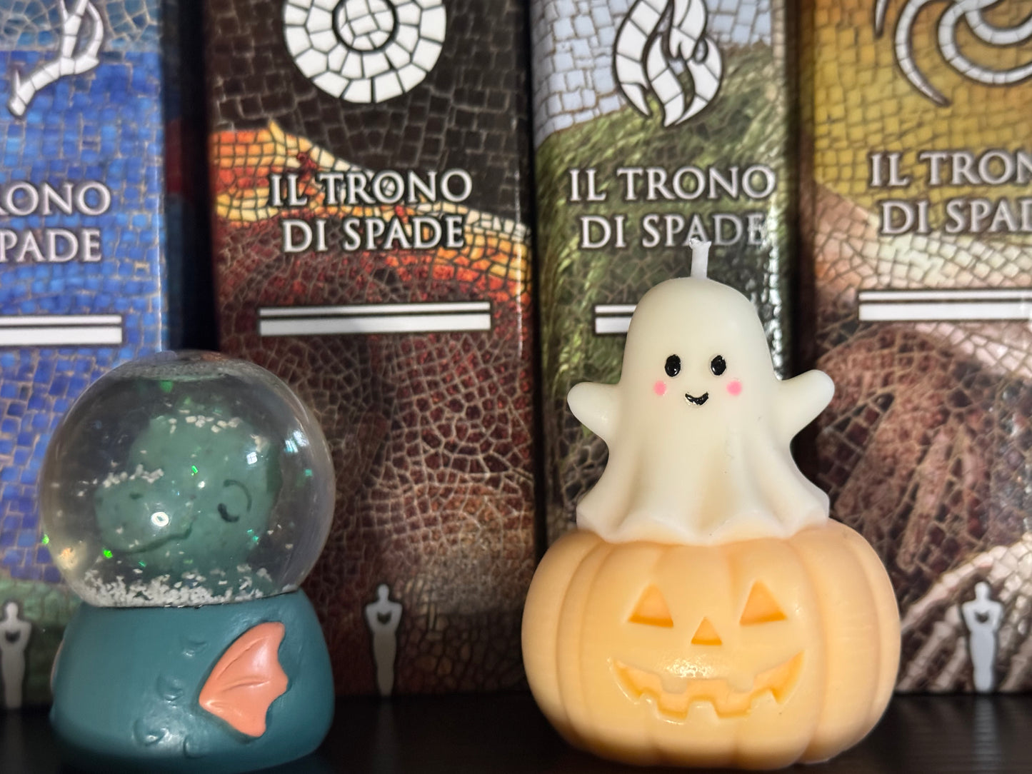 candela profumata di halloween con fantasmino sopra una zucca