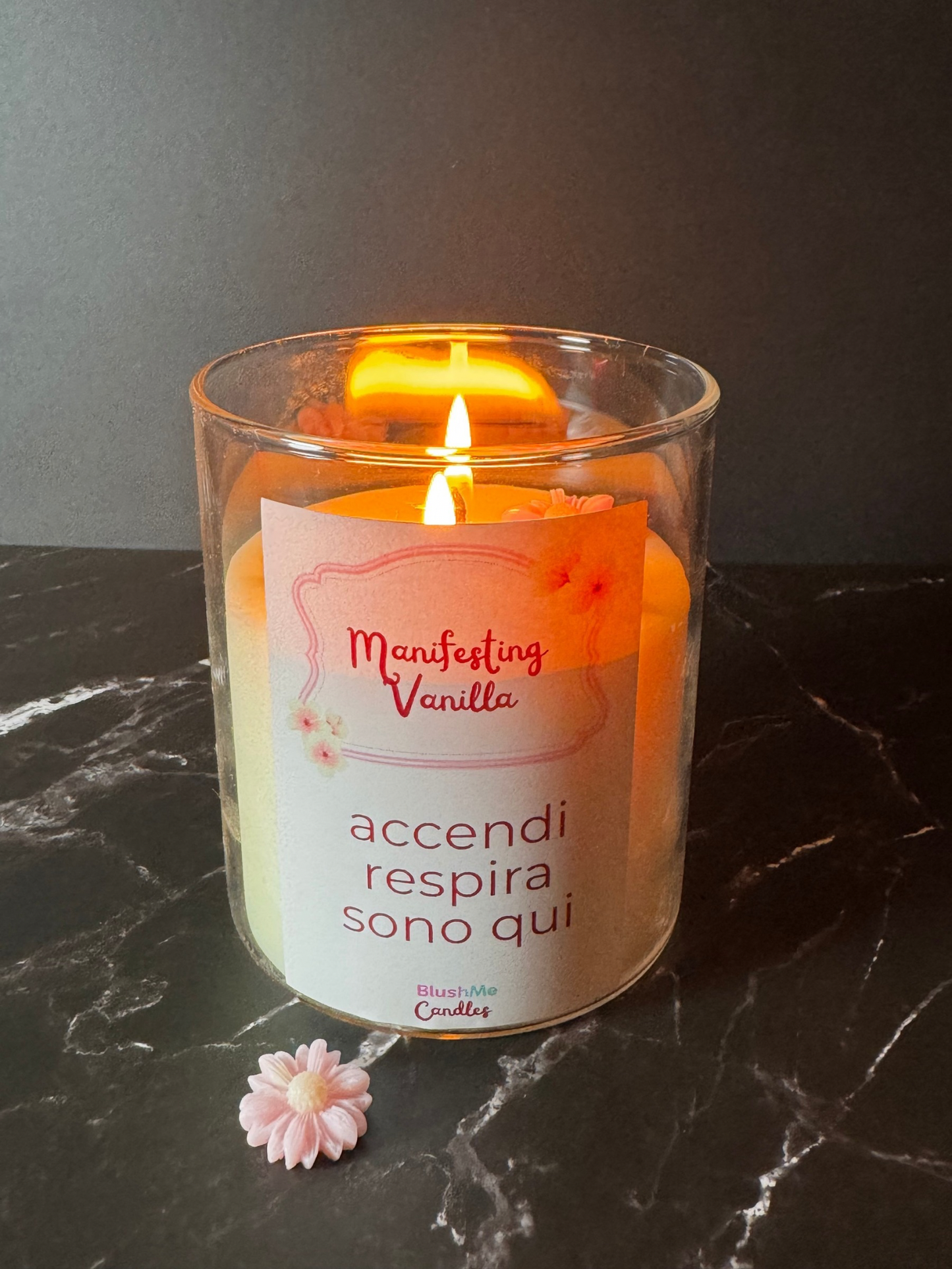 candela per meditazione accesa con fiori e scritta accendi respira sono qui