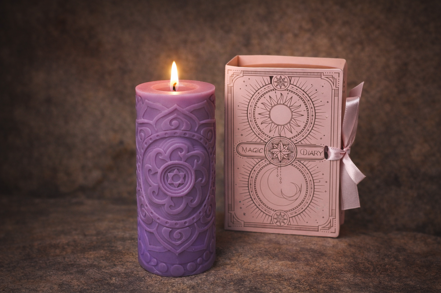 candela pilastro per meditazione colore viole e mandala in rilievo