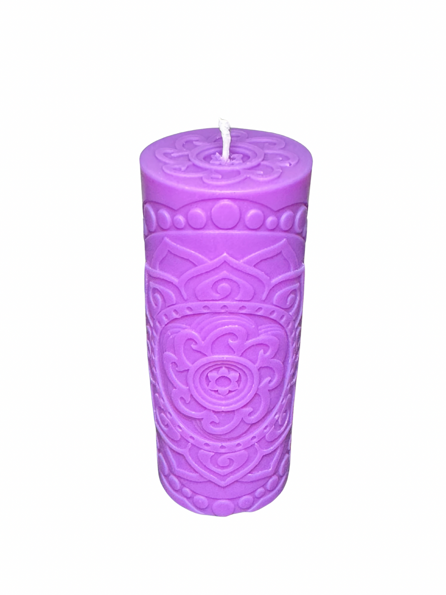 candela profumata fatta a mano a pilastro di colore viola con mandala intagliato