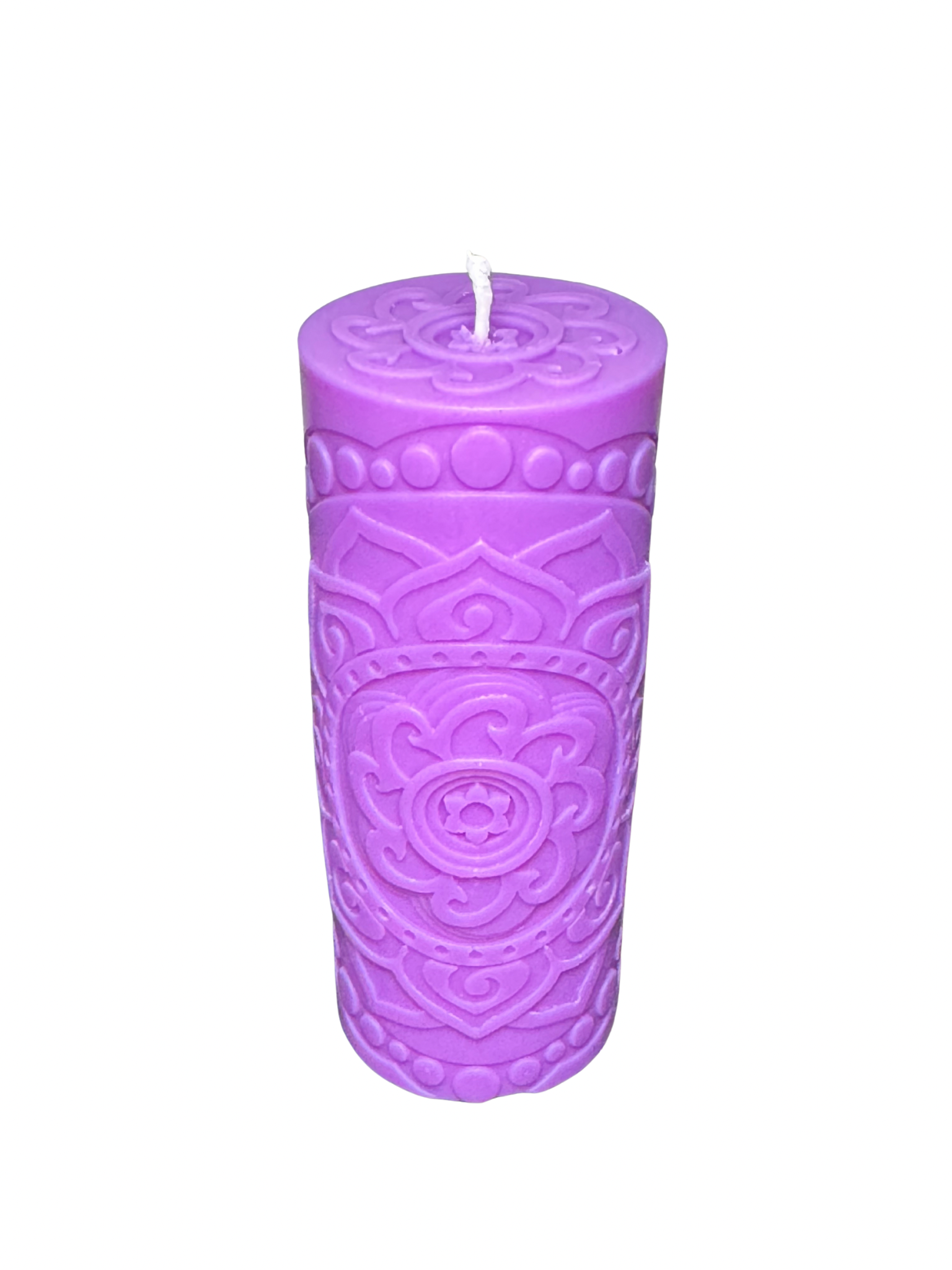 candela profumata fatta a mano a pilastro di colore viola con mandala intagliato
