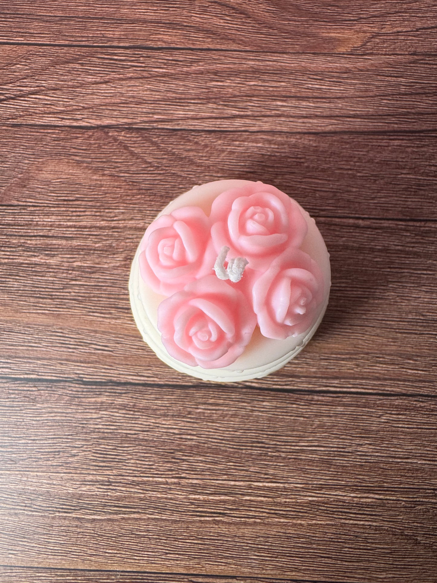 parte superiore della cdela a forma di torta, con i fiori rosa