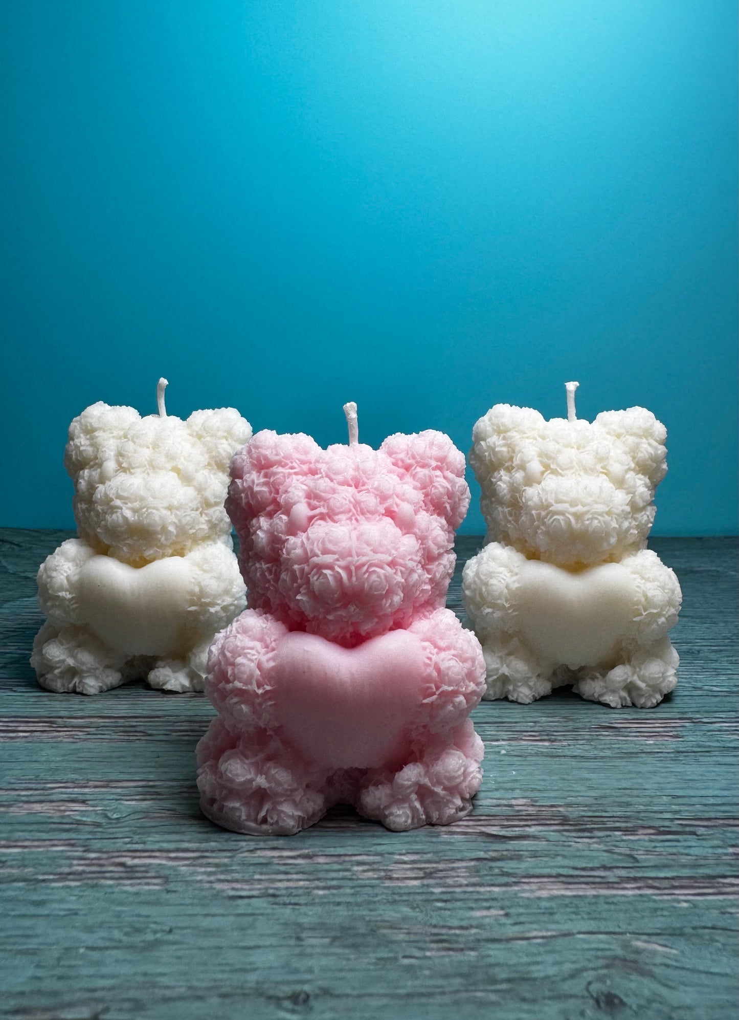 candele orsetti con rose nei colori bianco e rosa