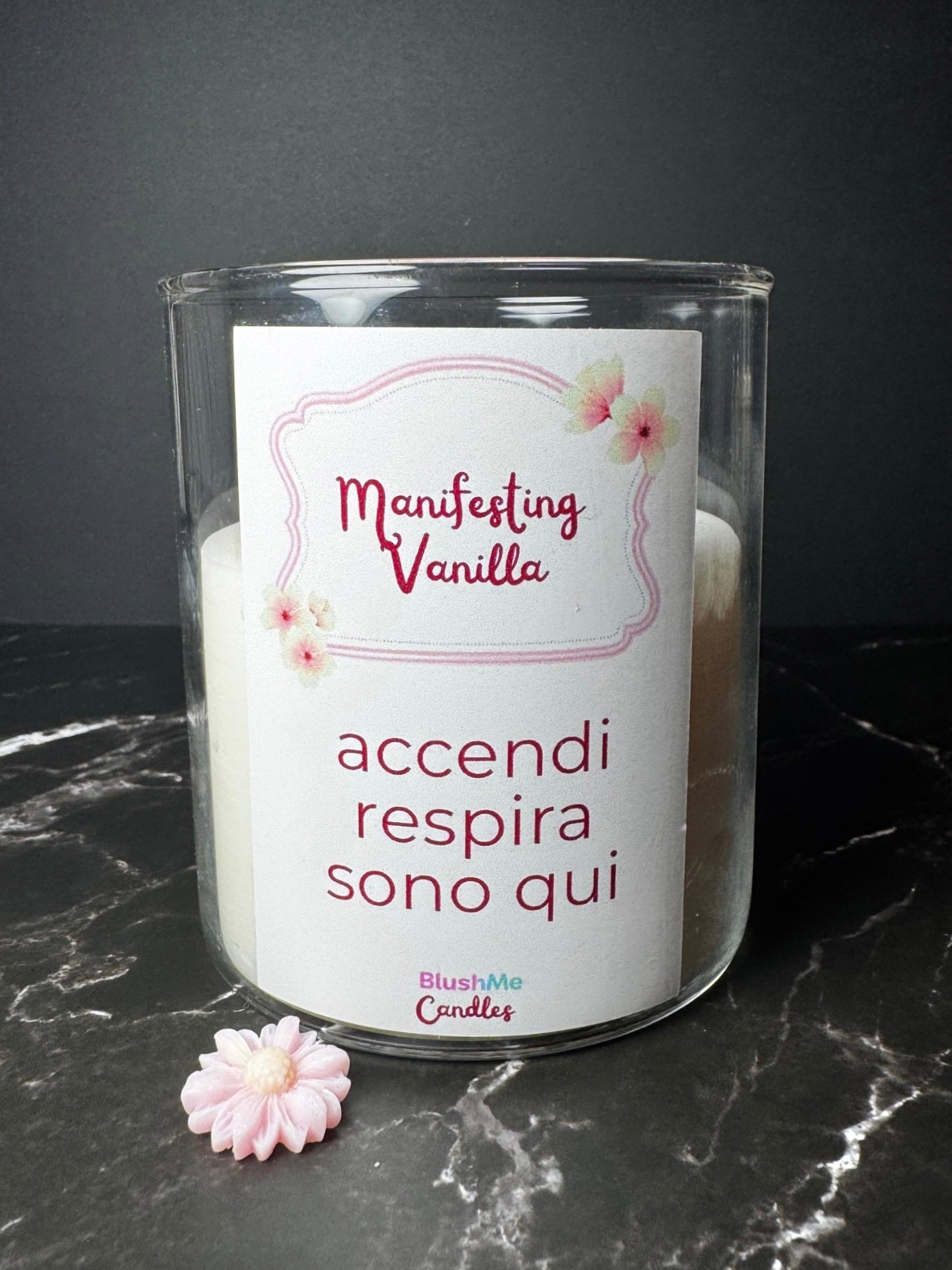 manifesting vanilla candela artigianale in vetro con scritta accendi respira sono qui