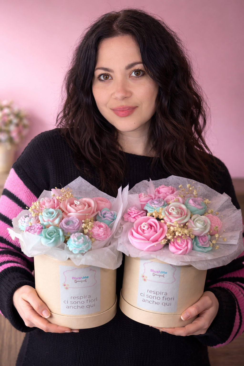 ragazza con bouquet in cera di soia fatti a mano
