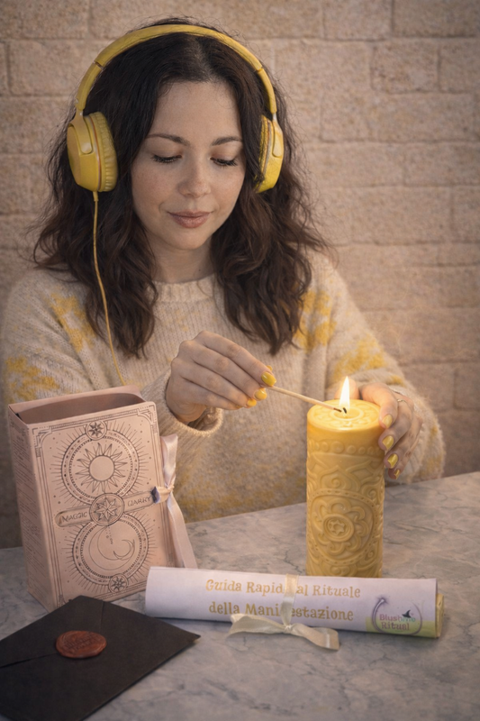 ragazza che avvende una candela rituale gialla e asolta una guida audio 