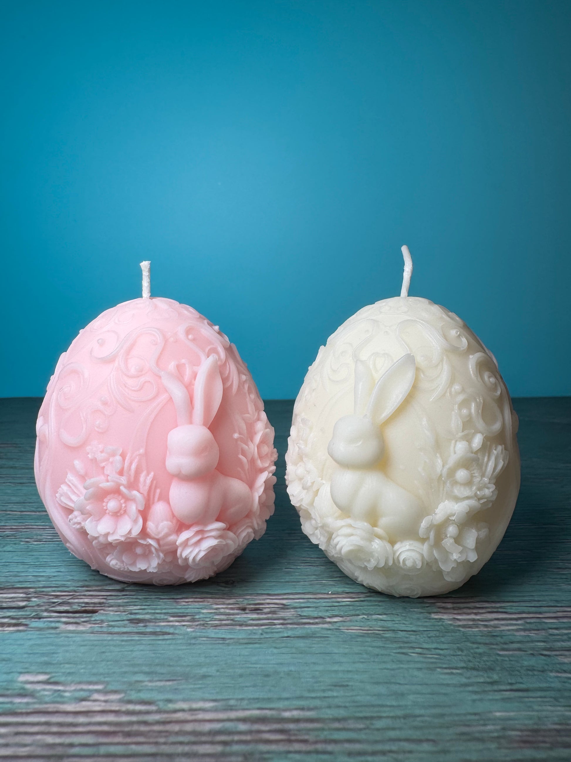 candele uovo di pasqua con coniglio in due colori rosa e bianco